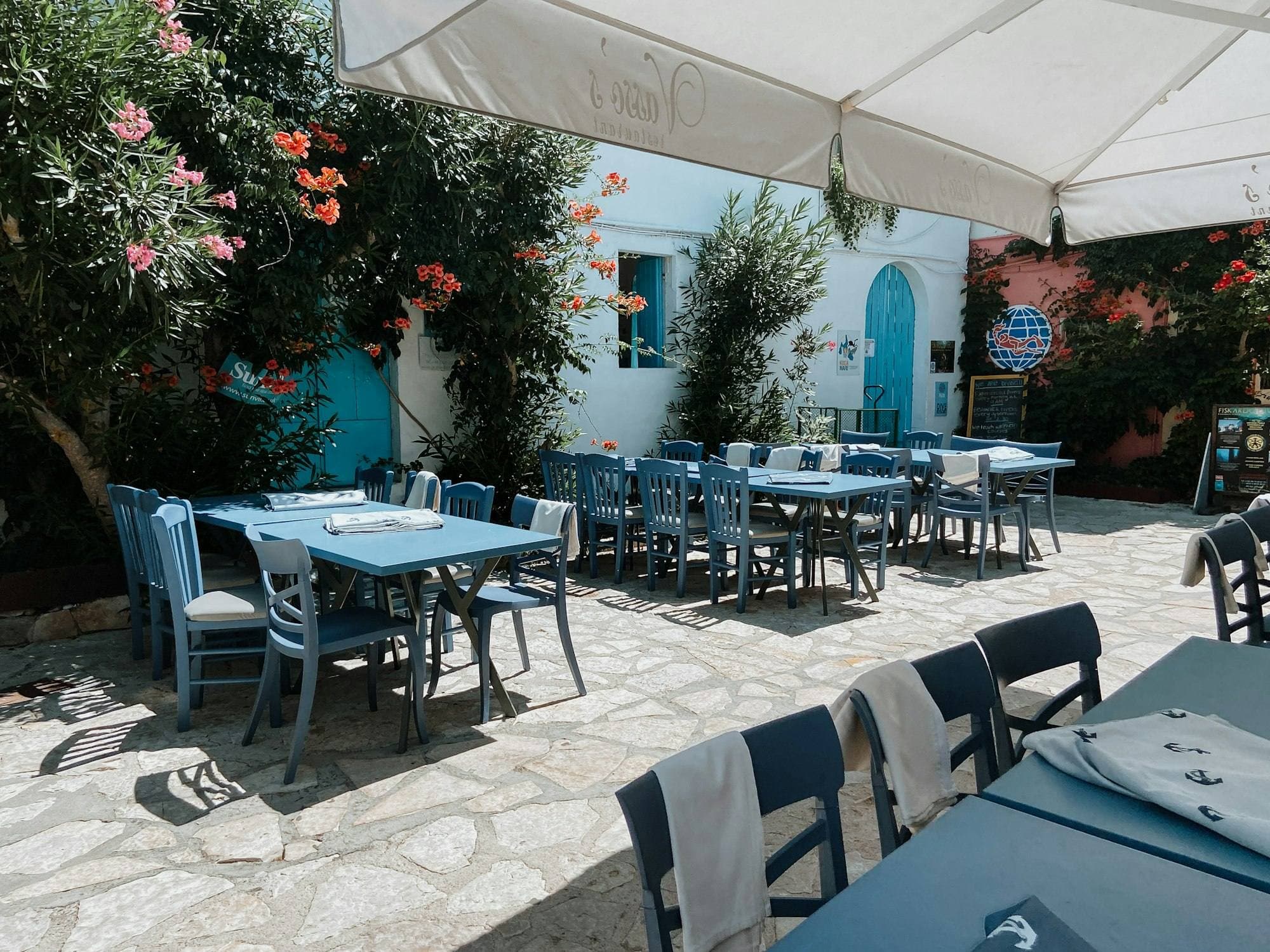 Αυλή ταβέρνας με τραπέζια στην Κεφαλονιά