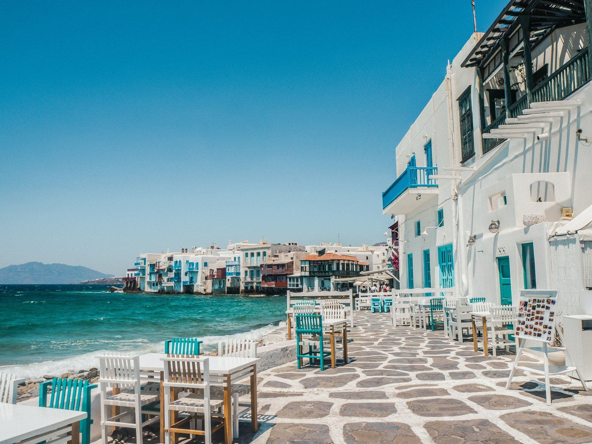 Τραπέζια καφέ δίπλα στη θάλασσα στη Μύκονο